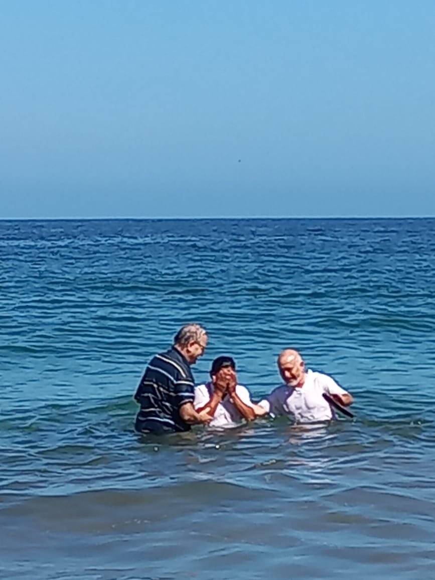 Elvis saliendo del agua en su bautismo