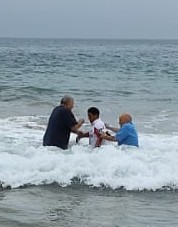 Bautismo de Richard Corrales Carballo saliendo del agua con los Pastores John y Valentín