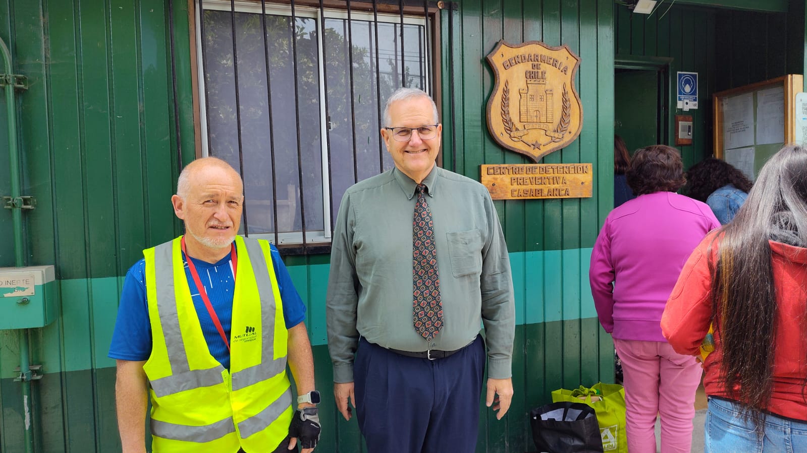 Pastores John y Valentín predicando esperanza