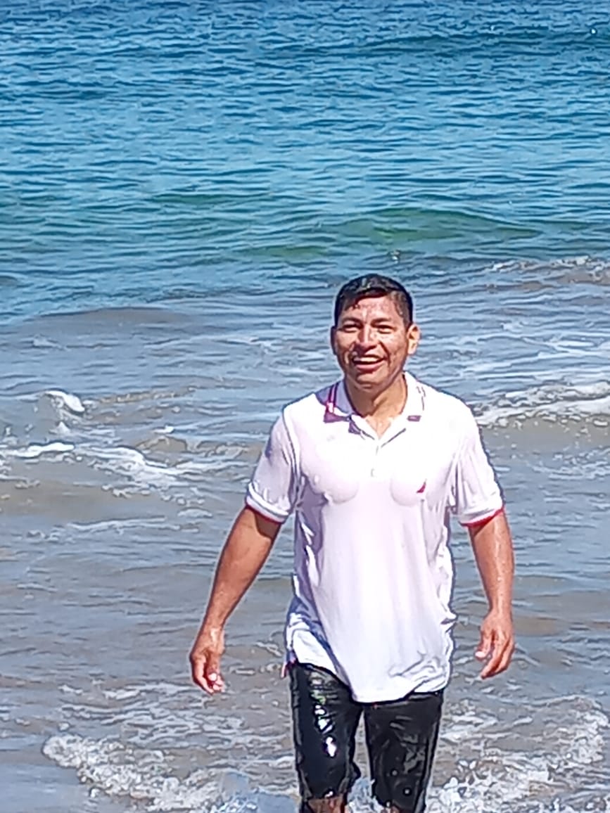 Elvis saliendo del agua después del bautismo